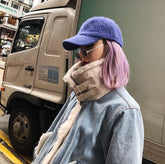 Chaqueta vaquera azul y blanca de piel sintética